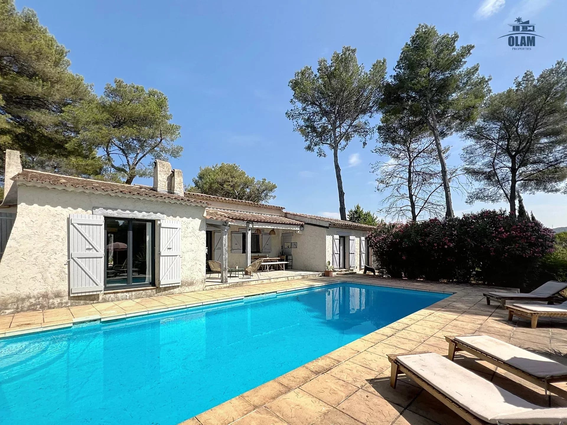 Mougins: Charming villa with swimming pool in the pine forest