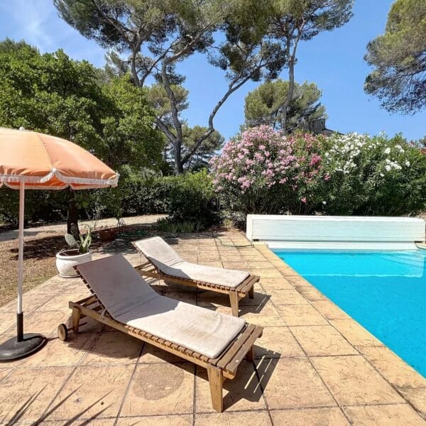 Mougins: Charming villa with swimming pool in the pine forest