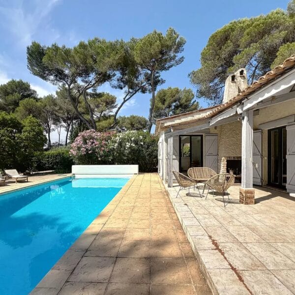 Mougins: Charming villa with swimming pool in the pine forest