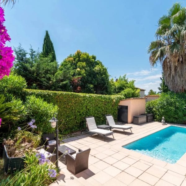 Maison familiale Mougins : 2 étages, piscine et extérieurs aménagés