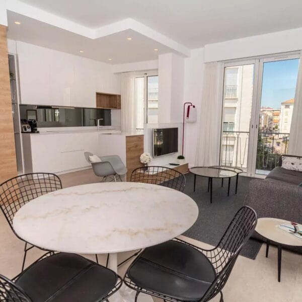 Apartment Cannes: 2-bedrooms luxury apartment, balcony, prestigious residence, city center