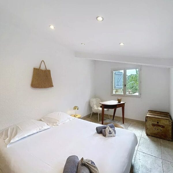 Mougins: Charming villa with swimming pool in the pine forest