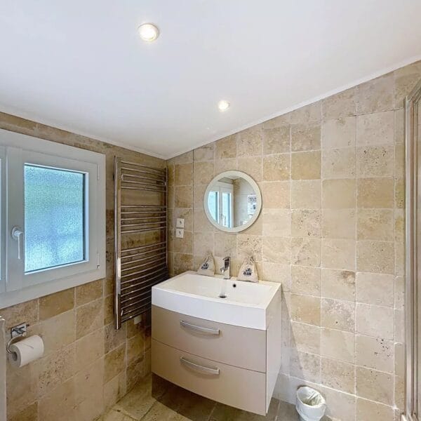 Mougins: Charming villa with swimming pool in the pine forest