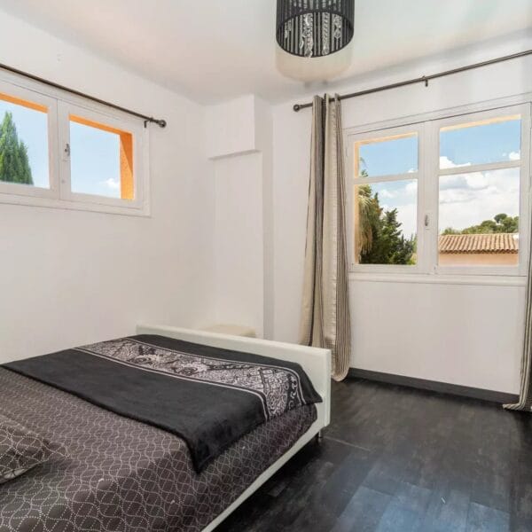 Maison familiale Mougins : 2 étages, piscine et extérieurs aménagés
