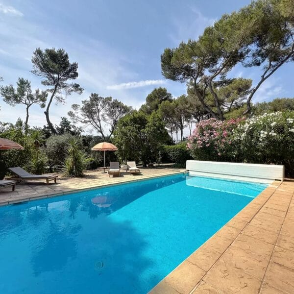 Mougins: Charming villa with swimming pool in the pine forest