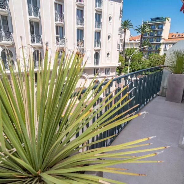 Apartment Cannes: 2-bedrooms luxury apartment, balcony, prestigious residence, city center