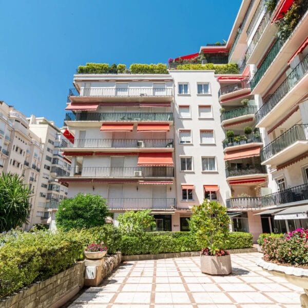 Apartment Cannes: 2-bedrooms luxury apartment, balcony, prestigious residence, city center