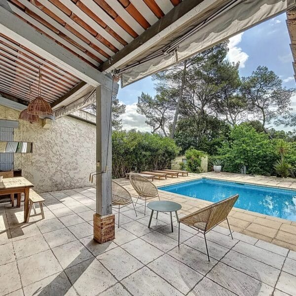 Mougins : Villa de charme avec piscine dans la pinède