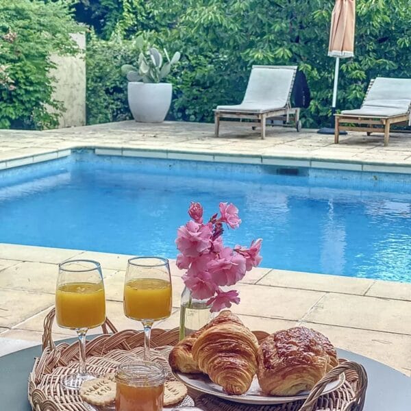 Mougins: Charming villa with swimming pool in the pine forest