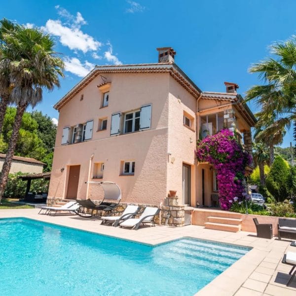 Maison familiale Mougins : 2 étages, piscine et extérieurs aménagés