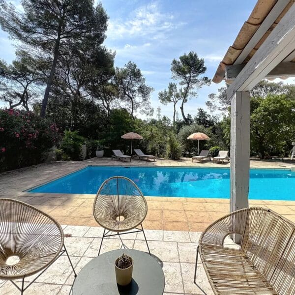 Mougins: Charming villa with swimming pool in the pine forest
