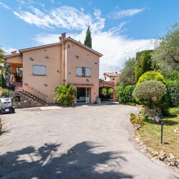 Maison familiale Mougins : 2 étages, piscine et extérieurs aménagés