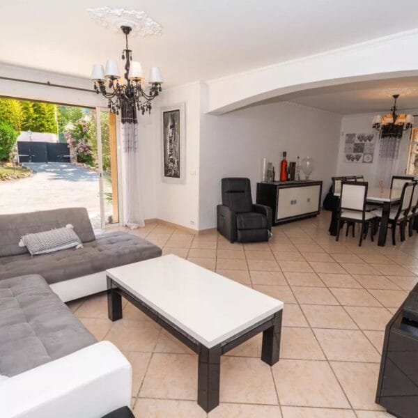 Family home Mougins: 2 floors, swimming pool and landscaped grounds