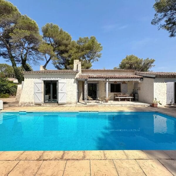 Mougins: Charming villa with swimming pool in the pine forest