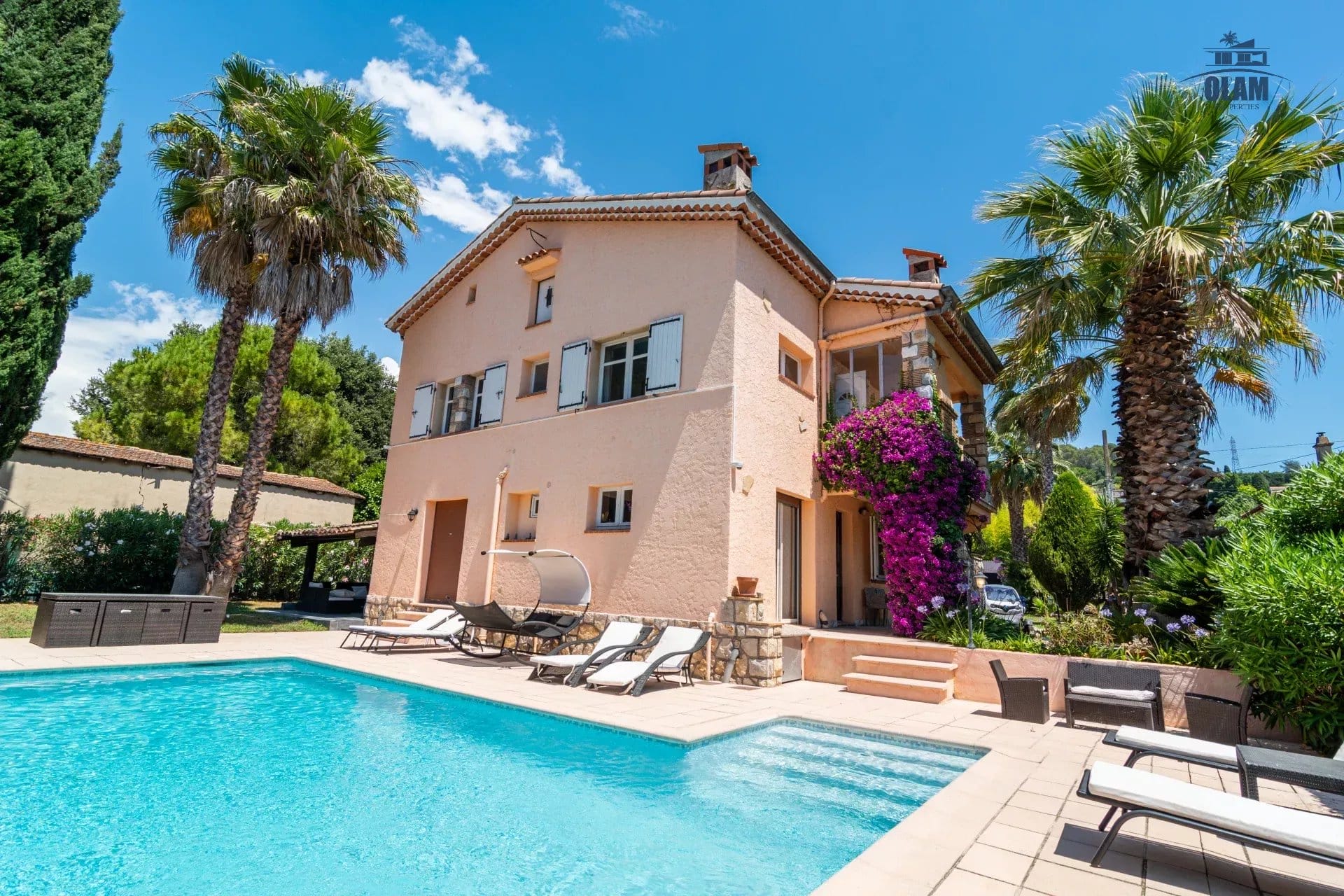 Maison familiale Mougins : 2 étages, piscine et extérieurs aménagés