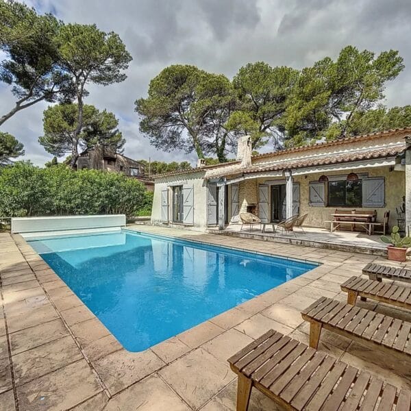 Mougins: Charming villa with swimming pool in the pine forest