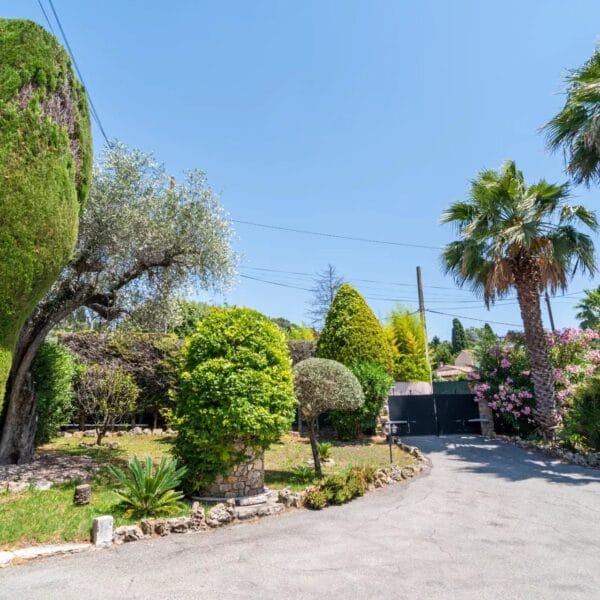 Maison familiale Mougins : 2 étages, piscine et extérieurs aménagés