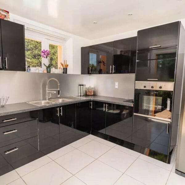 Family home Mougins: 2 floors, swimming pool and landscaped grounds