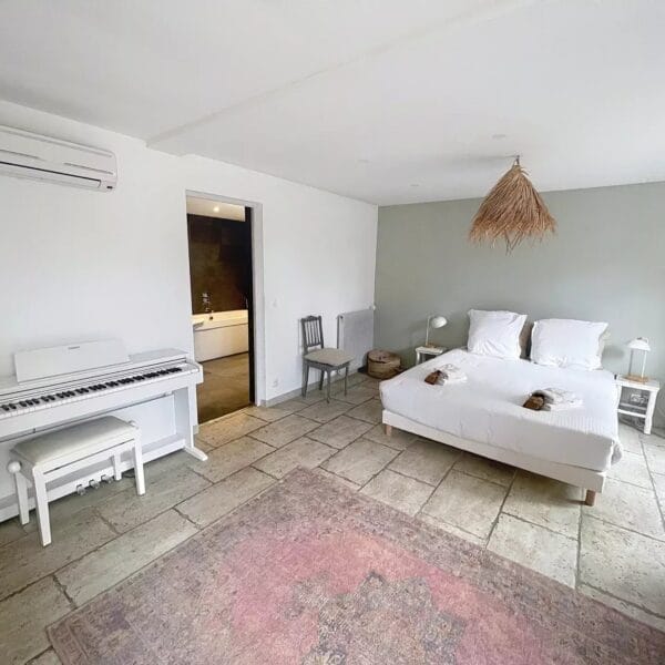 Mougins: Charming villa with swimming pool in the pine forest