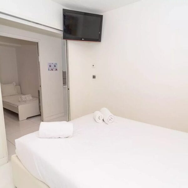 Apartment Cannes: modern, 2-bedrooms, terrace, near Croisette