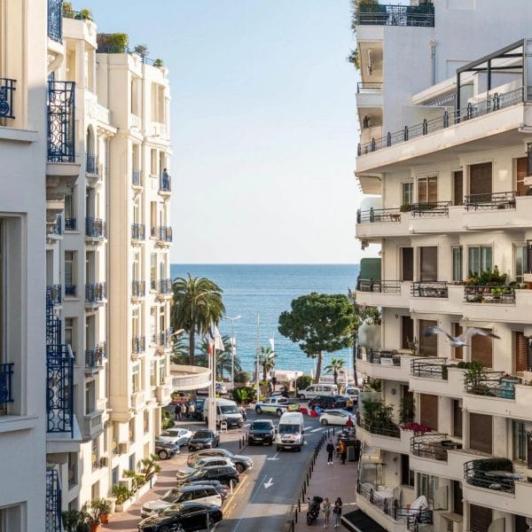 Apartment Cannes: modern, 2-bedrooms, terrace, near Croisette