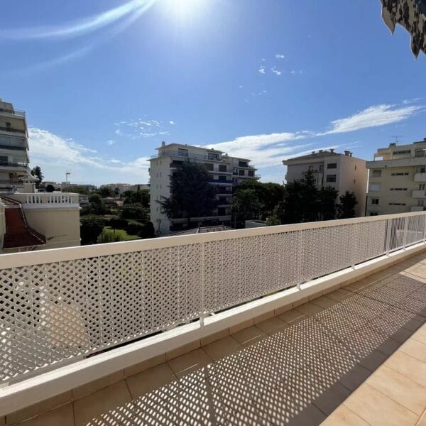 Appartement Cannes Basse Californie : 2 pièces, dernier étage avec vaste terrasse