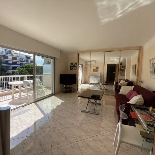 Appartement Cannes Basse Californie : 2 pièces, dernier étage avec vaste terrasse