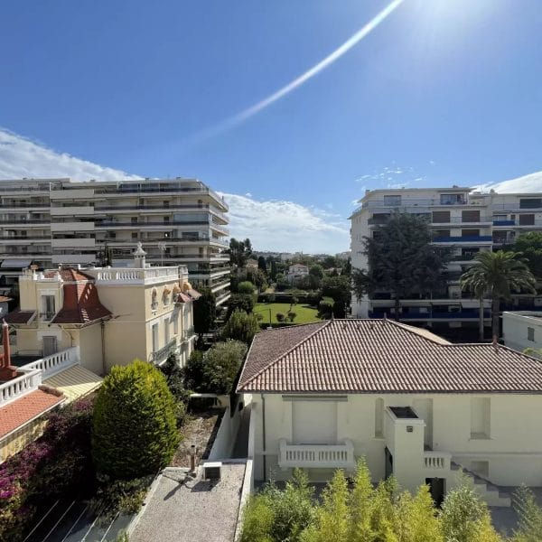 Appartement Cannes Basse Californie : 2 pièces, dernier étage avec vaste terrasse