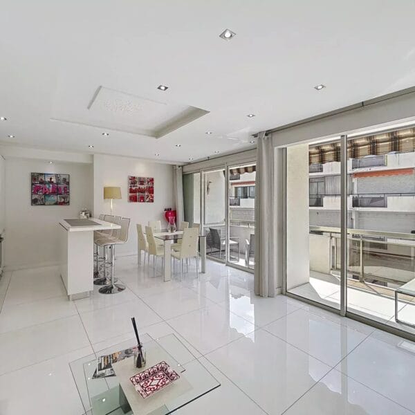 Apartment Cannes: modern, 2-bedrooms, terrace, near Croisette
