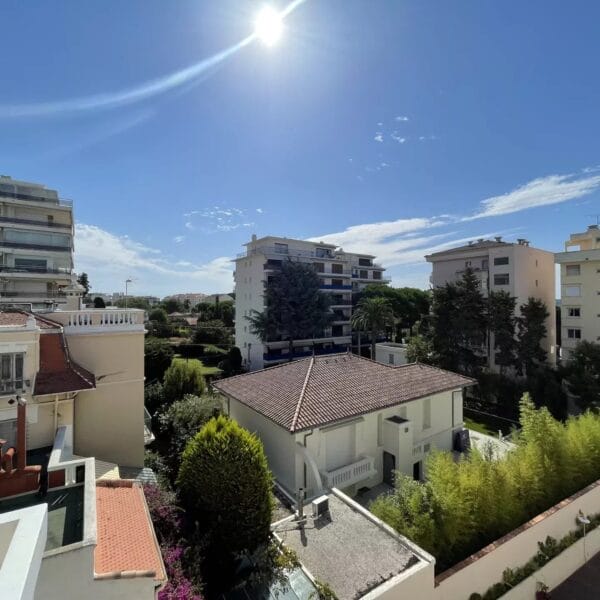 Appartement Cannes Basse Californie : 2 pièces, dernier étage avec vaste terrasse