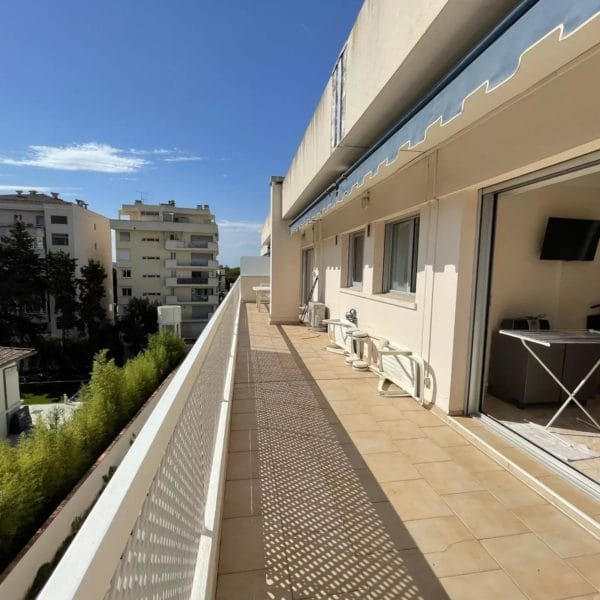 Appartement Cannes Basse Californie : 2 pièces, dernier étage avec vaste terrasse