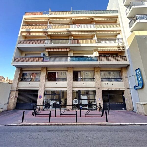 Studio Cannes Centre: balcony, view of greenery, close to shops