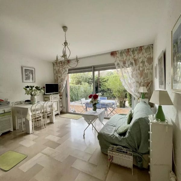 Studio Le Cannet: large and bright, 60m² garden