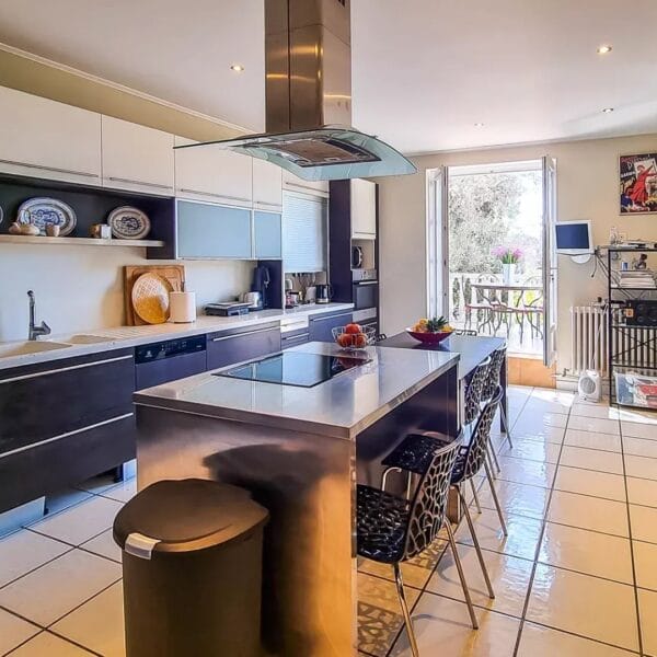 Propriété Familiale Le Cannet: 8 bedrooms, private park, reception rooms, six bedrooms, independent studio