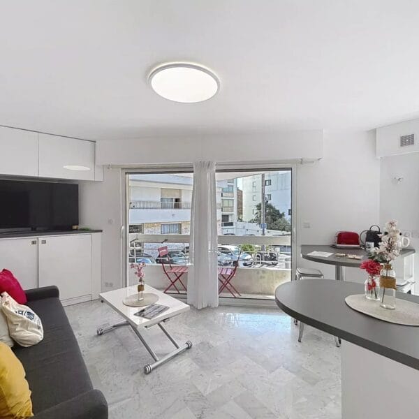 Cannes: 2-room apartment 1076 ft from the beaches