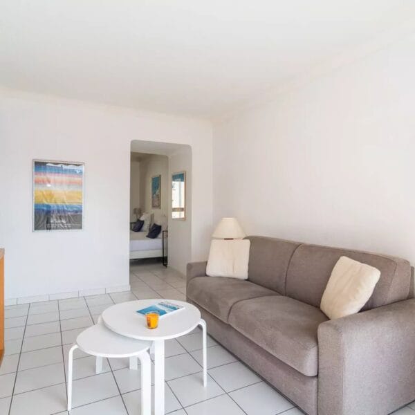 Apartment Cannes Banane : 2-bedrooms, terrace, near Croisette