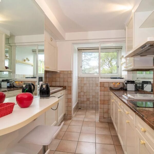 Appartement Cannes Croix des Gardes : splendide 2 pièces, résidence avec piscine, tennis, parc arboré