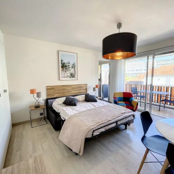 Studio Cannes Croisette: large studio with balcony, high floor