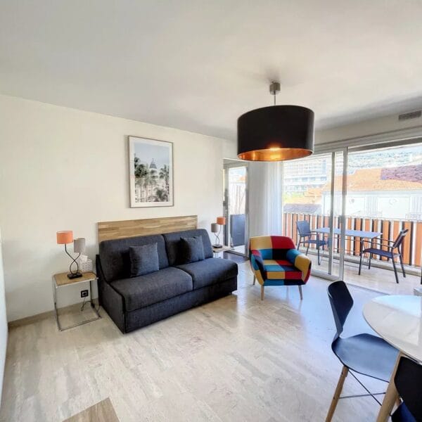 Studio Cannes Croisette: large studio with balcony, high floor