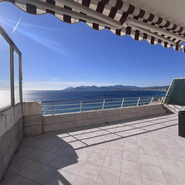 Cannes : Rooftop appartement 2 pièces avec vue sur mer