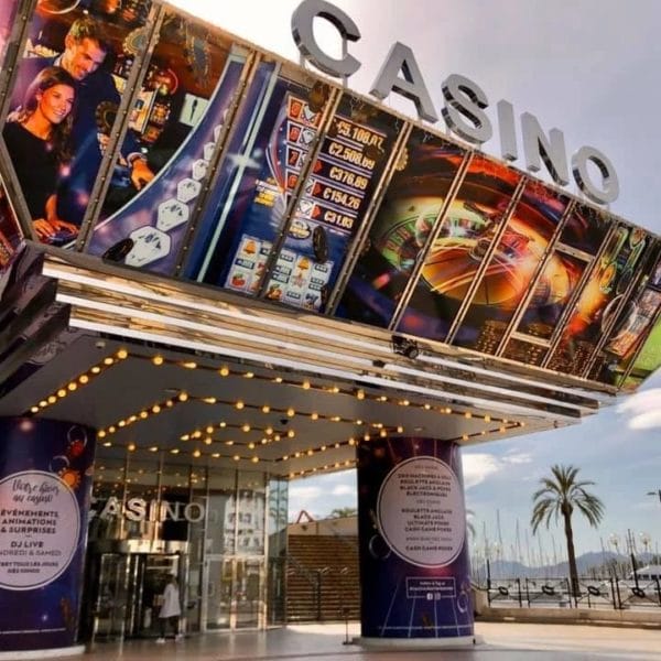 Studio Cannes Croisette : vaste studio avec balcon, étage élevé