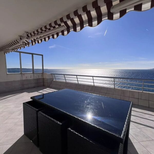 Cannes : Rooftop appartement 2 pièces avec vue sur mer
