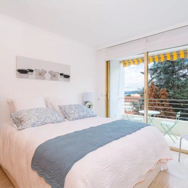 Apartment Cannes Croix des Gardes : splendid 1-bedroom apartment, residence with swimming pool, tennis court, wooded park