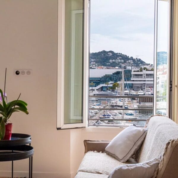 Appartement Cannes Suquet : splendide 3 pièce, étage élevé, vue mer panoramique