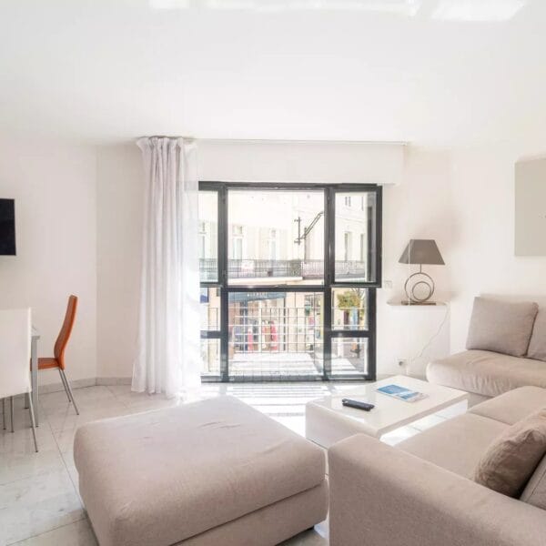 Appartement Cannes Rue d’Antibes : 3 pièces rénové par architecte