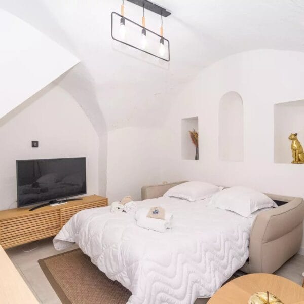 Village house Cannes Suquet : 3 bedrooms, 3 bathrooms, renovated, with independent studio