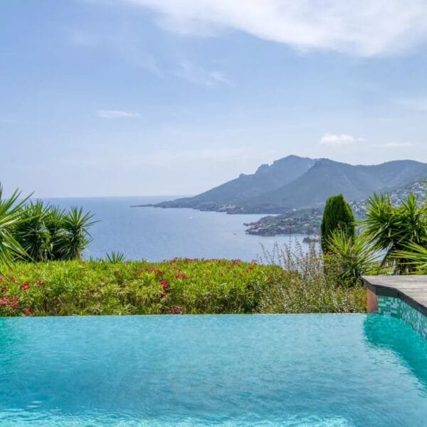 Théoule: 3-bedroom villa with swimming pool and sea view