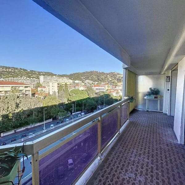 Appartement Cannes Banane : 2 pièces lumineux, résidence avec gardien, vue dégagée sur les collines