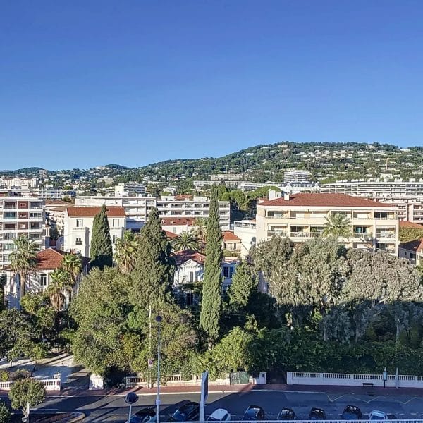 Appartement Cannes Banane : 2 pièces lumineux, résidence avec gardien, vue dégagée sur les collines