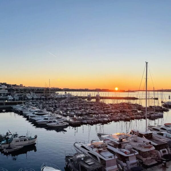 Appartement Cannes Vieux Port : 3 pièces lumineux, rénové 2023, emplacement idéal